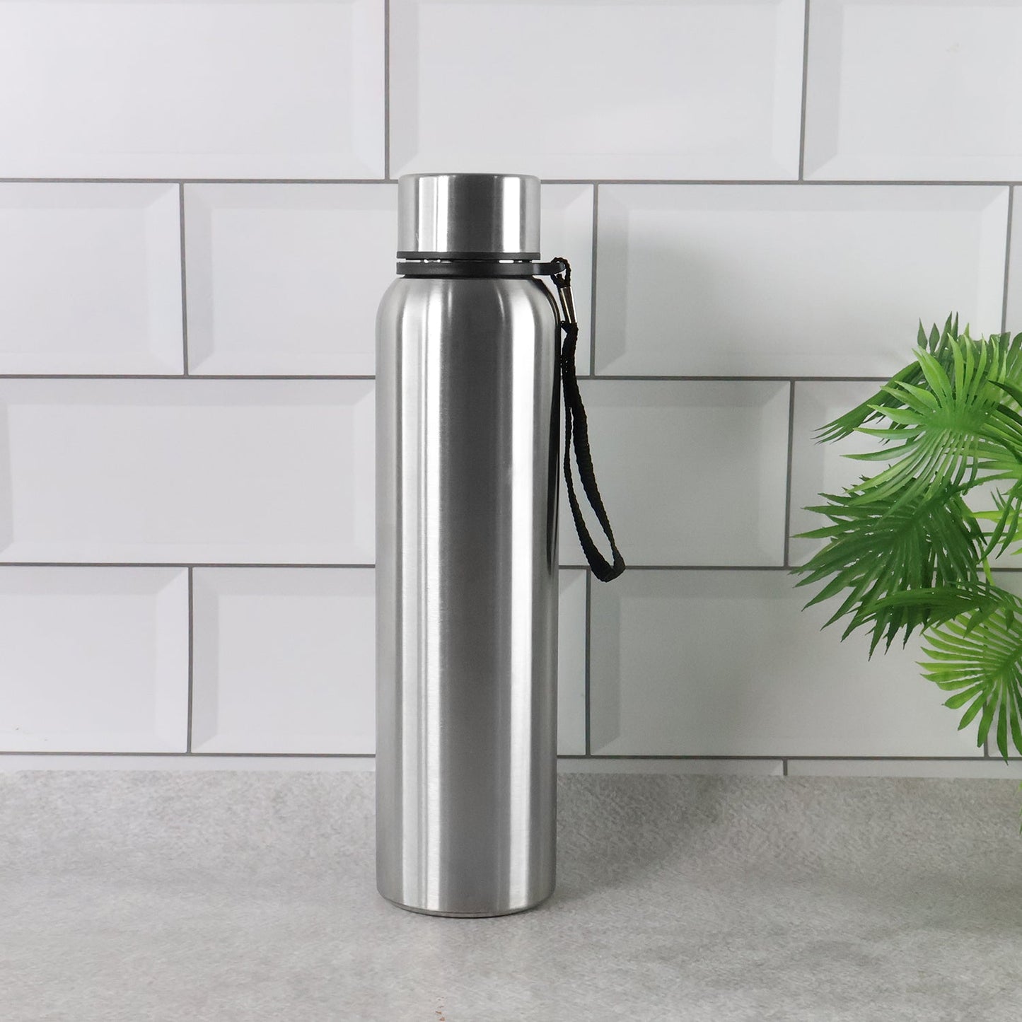 Close-up of the 1000ml water bottle highlighting its sweat-proof exterior.