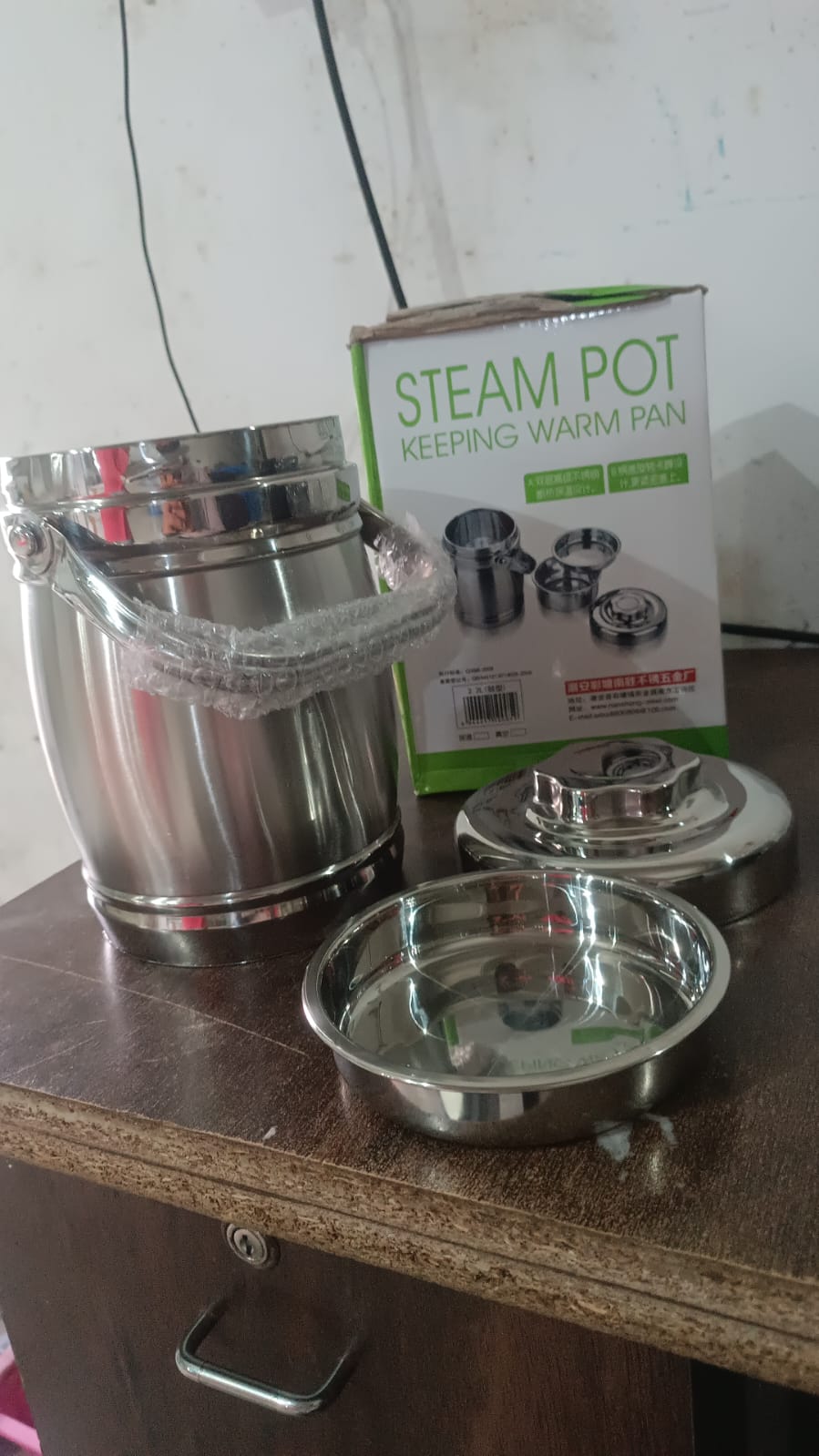 Insulated lunch box with food compartments for organised meals.